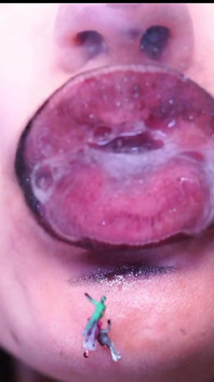 Dalam video menawan ini, kamu akan disuguhi dengan pesta pemandangan: bibir raksasa yang memukau