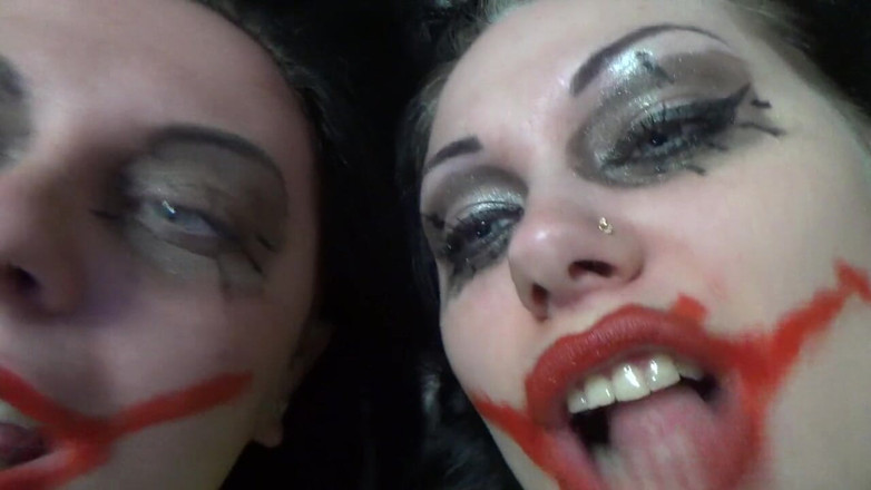 Goddess Misha Goldy: Twee gekke clownmeisjes bengelen je boven hun hongerige monden voordat...