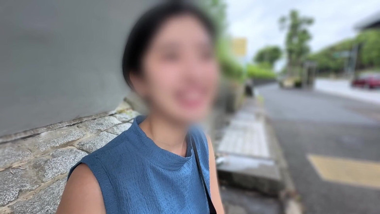 marutahub: Mädchen an einer lokalen Bushaltestelle abholen. Schönes mädchen hat vaginalen...