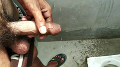 Desimast7: Indischer junge pisst in badezimmer