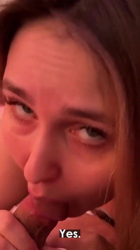 Fiul vitreg în timpul unei călătorii își fute mama vitregă într-un hotel și ejaculează în gura ei