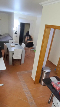 Pokojówka na klapkach otrzymuje wewnętrzny wytrysk