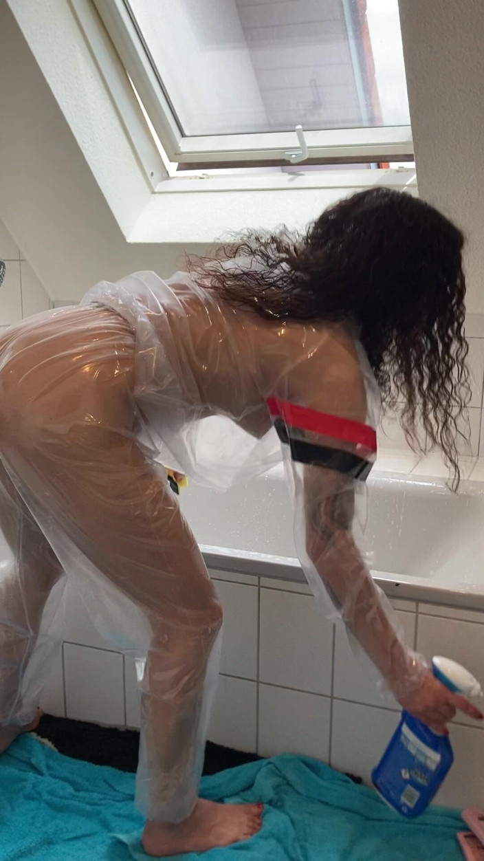 NoMainstream Studio: Sue, De Badkamer Schoonmaken in Een Pvc-pak!