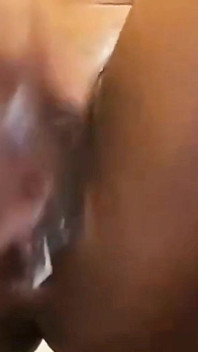 Uganda Wet lagi asik fingering memeknya sampai muncrat