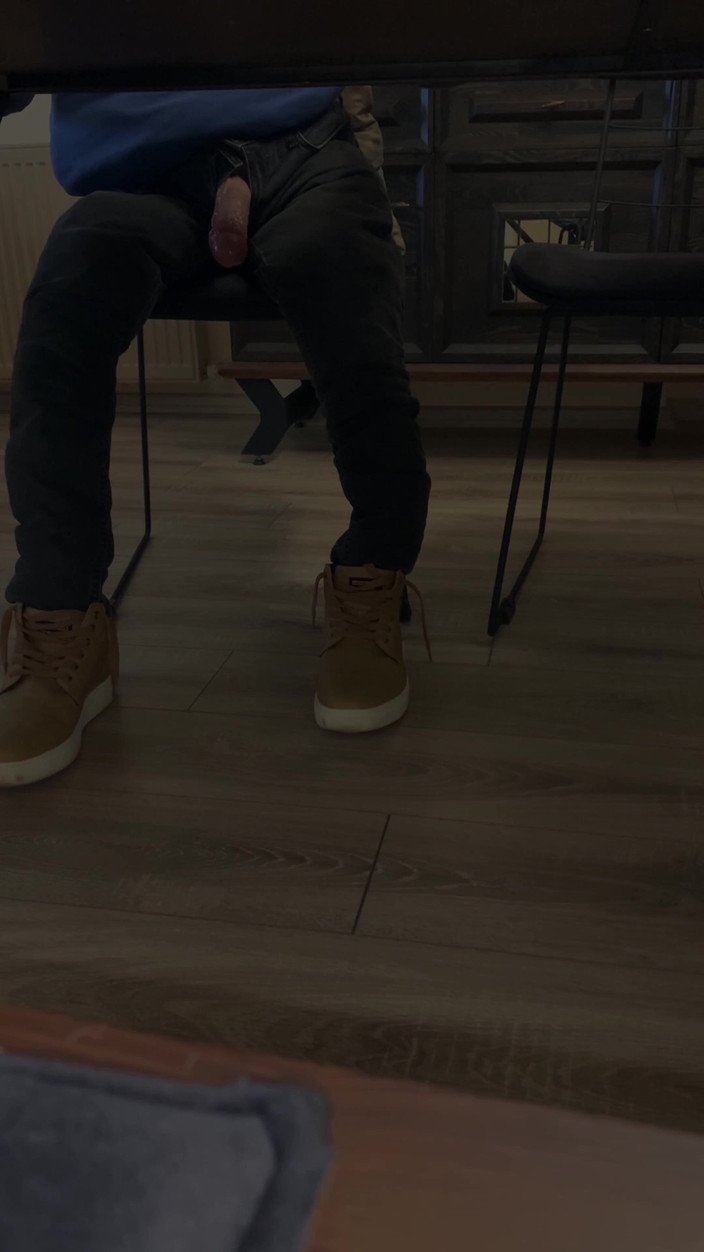 cd_aysemmm: レストランで見知らぬ人のアソコを触ってみた