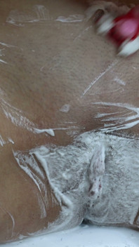 Zeer close-up van poesje scheren met trimmer en scheermes!