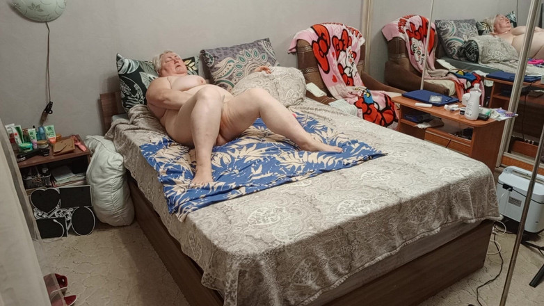 Zona901: Macocha masturbuje się wielką cipką przed seksem