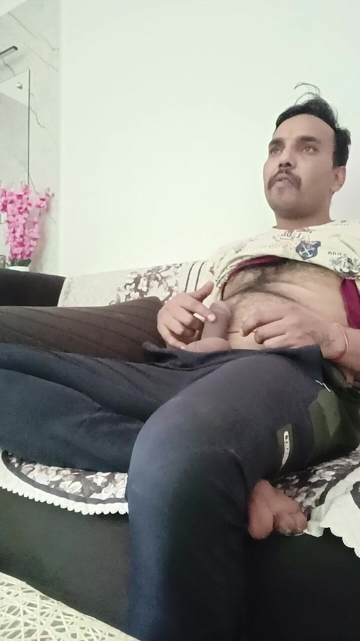 Rajasthani-old-lover: Masturbarsi sul mio divano guardando la TV