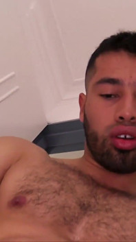 Hunk Latino berbulu memuatkan air maninya
