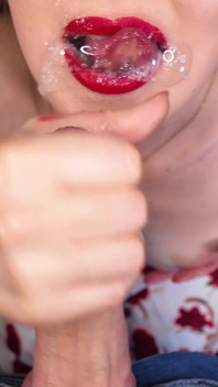 Matură sexy suge bule de spermă cu 8 încărcături fierbinți