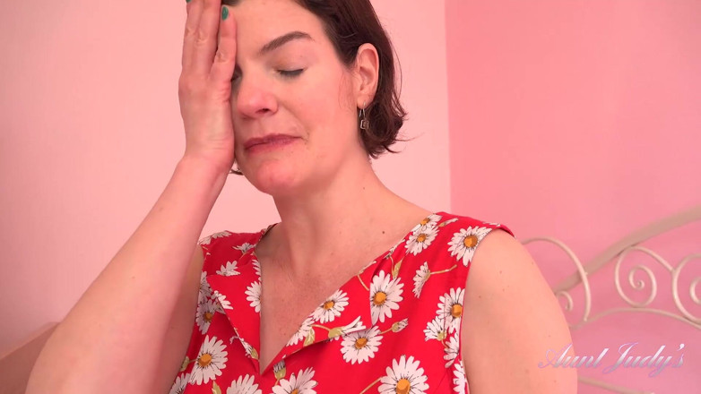 Aunt Judy's: 44yo milf Jenny playing with clit