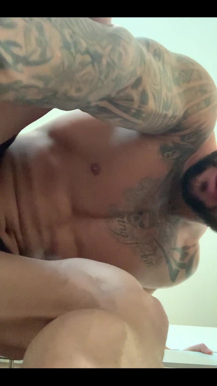 Jasons feet: 작은 도시를 짓밟은 거대한