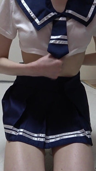 Ein Mädchen in einer Minirock-Uniform putzt ihr Zimmer. Ein schlanke, aber von Natur aus üppiges japanisches Mädchen putzt ohne BH, trägt Tangas und Unterwäsche