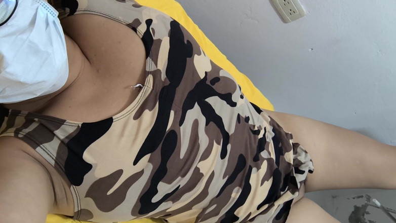 NEGRITA SEXY: 我独自在家，在自慰之前探索我的身体，我是一个热辣的荡妇