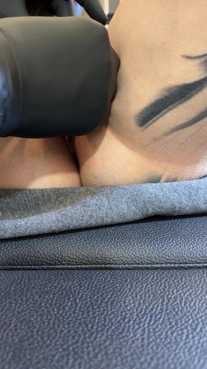 Nastasia_ink: Het MILF får fittpiercingar ändrade.