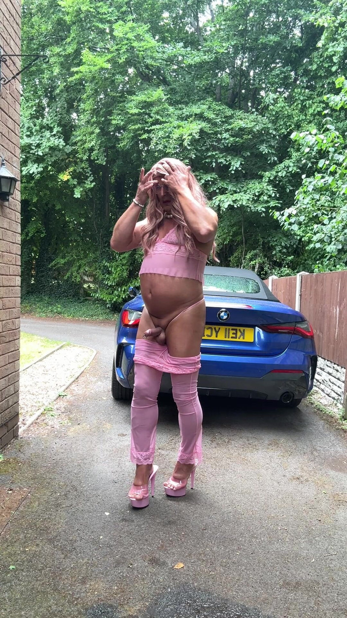 Kellycd2022: 穿着粉色外套和高跟鞋的性感 Crossdresser Kellycd2022