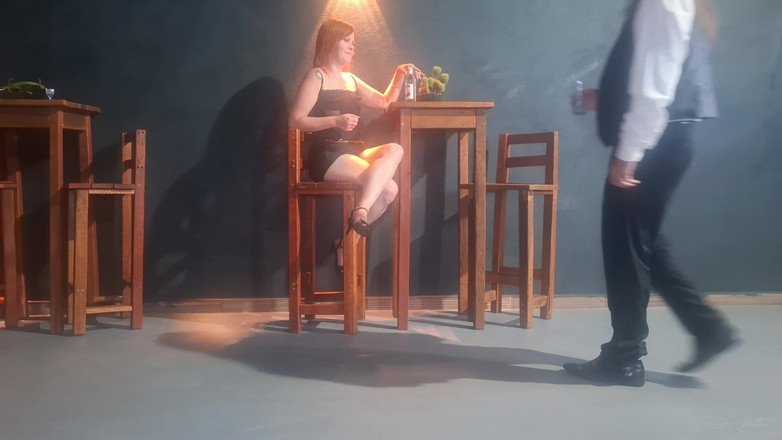 Porcelain Doll: Si rambut merah teruja dan berkongkek dengan waiter di restoran.