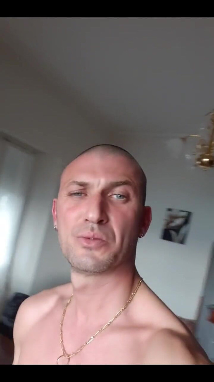 Boy jerking off: A casa da sola