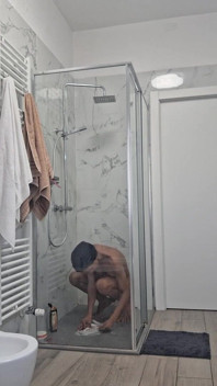 น้ำเงี่ยนร้อนๆ เยอะมากในห้องน้ำ ฉันกำลังจะอาบน้ำแล้วก็นึกถึงเธอ