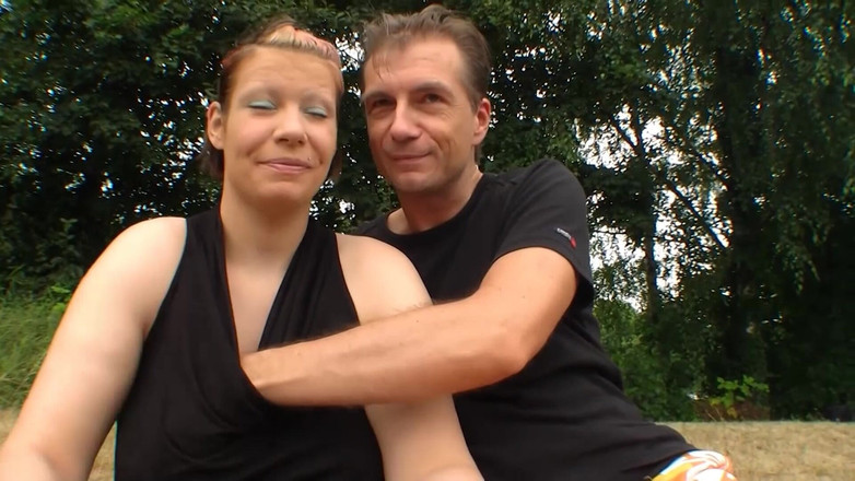 Retro German Casting Tour: Napalona 20-letnia niemiecka laska zostaje zerżnięta na zewnątrz przez nieznajomego