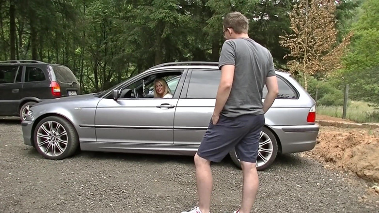 CamProMedia: Blonde Jerman Lara blowjob berisiko di tempat letak kereta dengan...