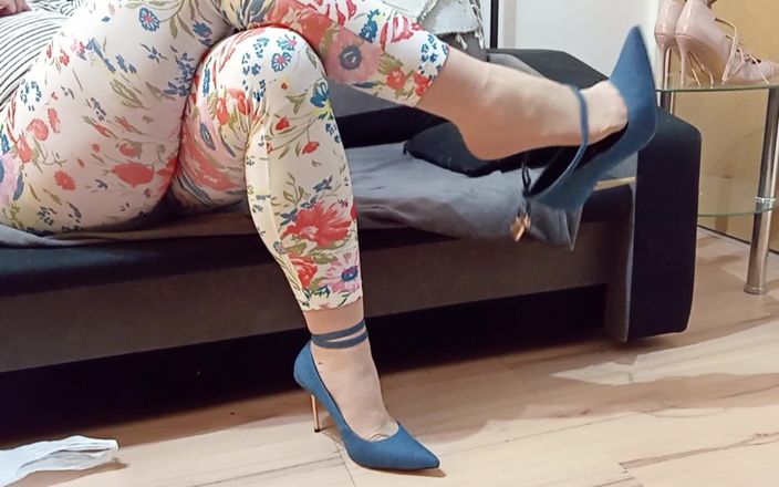 High Heels Kingdom: Un travesti se fait baiser dans un jean bleu sexy,...