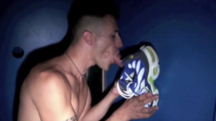 Sneaker gay: Приниження кросівок в глоріхолі