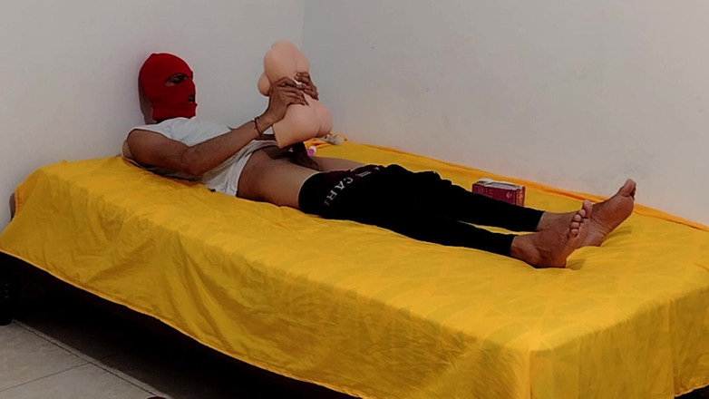 Goky: Boneka disetubuhi oleh pria lajang setelah berhari-hari tanpa seks