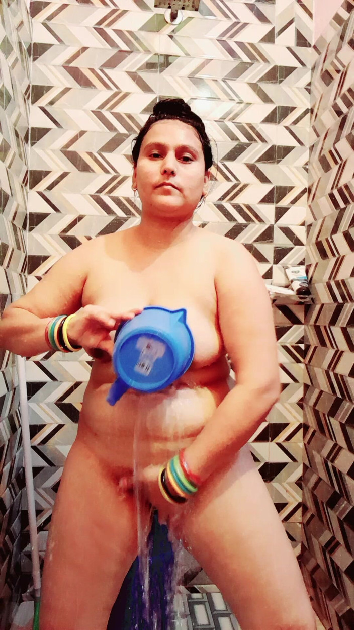 Puja555: Desi Bhabhi badrumsscen