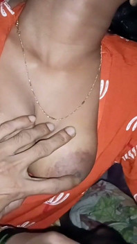 Sudipta, adik ipar yang kecewa seksual membelai zakar abang iparnya sehingga dia pancut.