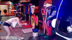 Sweet Buttocks: 穿着短裙的热辣少女在公园里玩机枪