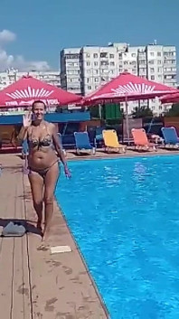 Cum o gospodină singuratică sexual în vacanță în piscină învață să se scufunde
