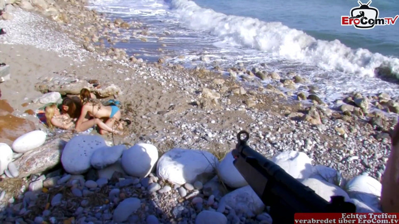 EroCom: 两个士兵在海滩上与三个女人在肮脏的肛交狂欢中啪