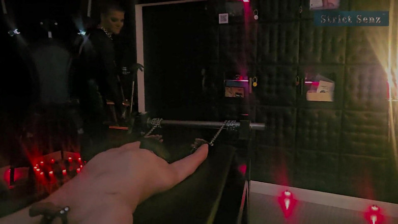 Strict Senz: Stina stone dientot tanpa ampun sama majikan dengan sarung tangan...