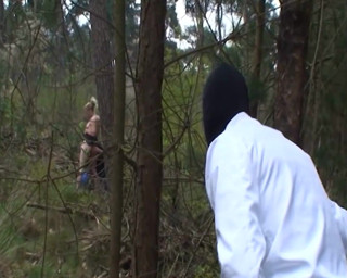 German amateur - 100% German hardcore videos: Шаловливая тинка отсасывает два твердых члена на улице