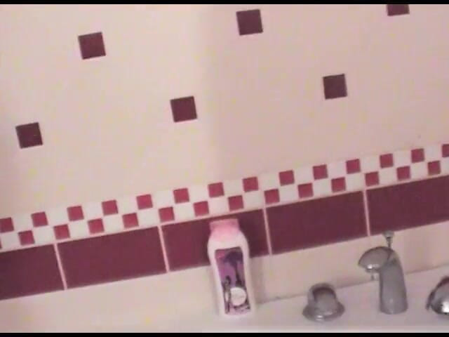 All Those Girlfriends: O fată sexy Nalani își freacă pizda în baie