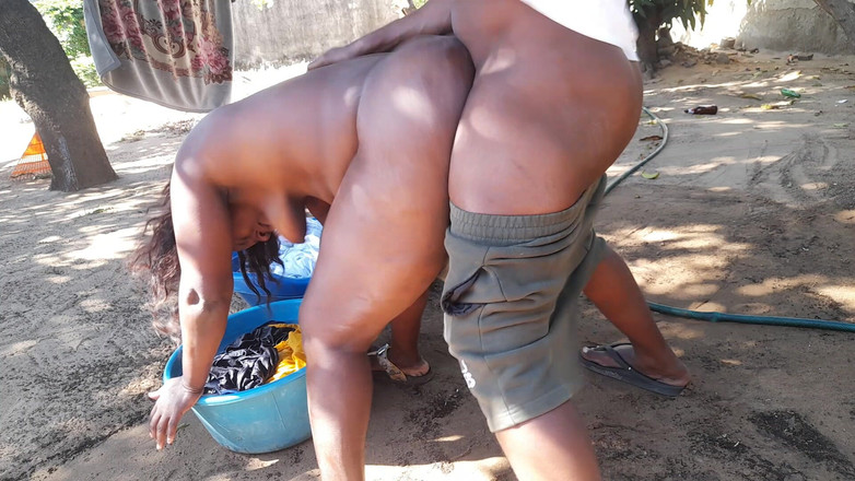 BMCs: 在洗衣服时用粗暴性爱支付女仆的工资