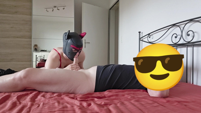 Swissapple: Aku lagi asik nyepong kontol pacarku dengan bodysuit merah