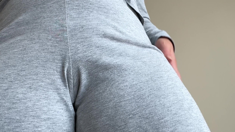 Emma Voyeur: Gri pijama pantolonlu kasık fetişine dokunuyor