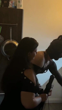 Pertemuan dapur nakal: awek fetish mendominasi kawannya
