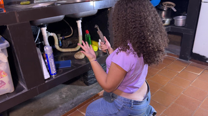 SugarPose: Instalator Clueless Cassandra Încearcă Să Fixeze Țevile