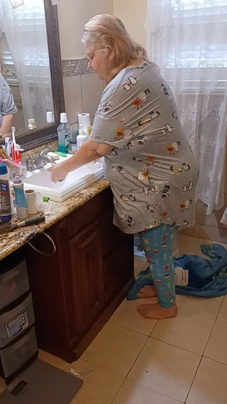 BBW nurse Vicki adventures with friends: クライアントのために私の白いおばあちゃんのパンティーを洗っています!