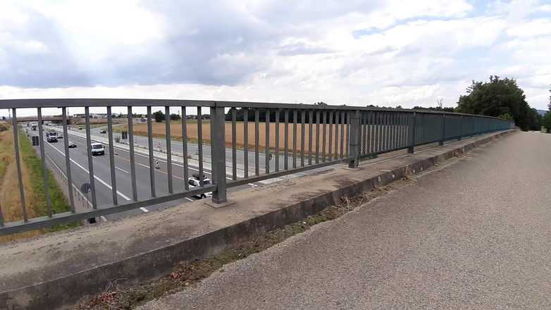 sweetfeet29: Dalam seluar dalam di jambatan