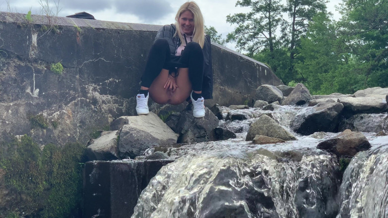Claudia Macc: Outdoor pissing fun
