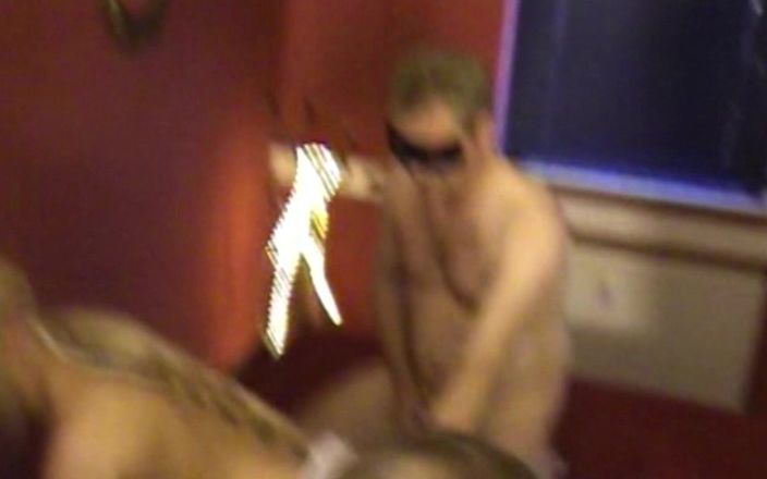 Bukkake Partys: MILF i Hot Babe Get Fucked przez Many Cocks and...