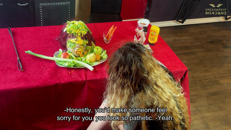 Dominatrix Frida: Ponižování bezmocného otroka u jídelního stolu (223)