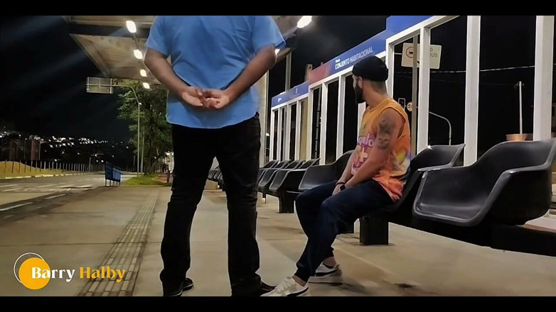 barryhlaby: Kouřila jsem řidiče ptáka při čekání na autobus.