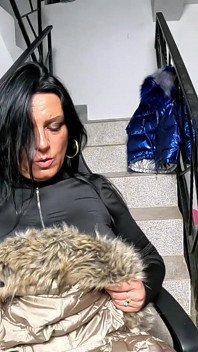 Dominante MILf mit pelz mit kapuze in die kapuze, masturbation. Spandex-cameltoe, Rauchen und orgasmus