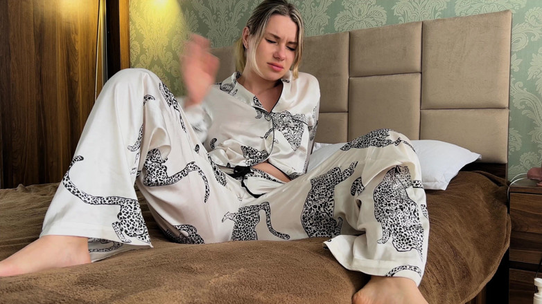 Mrs Peachesxx: Ignoring Farts in Front of You | Smell My Farts