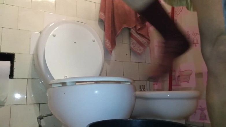Dildo Man and Cross Hard Sex: flossing my ass in the toilet mmmmm